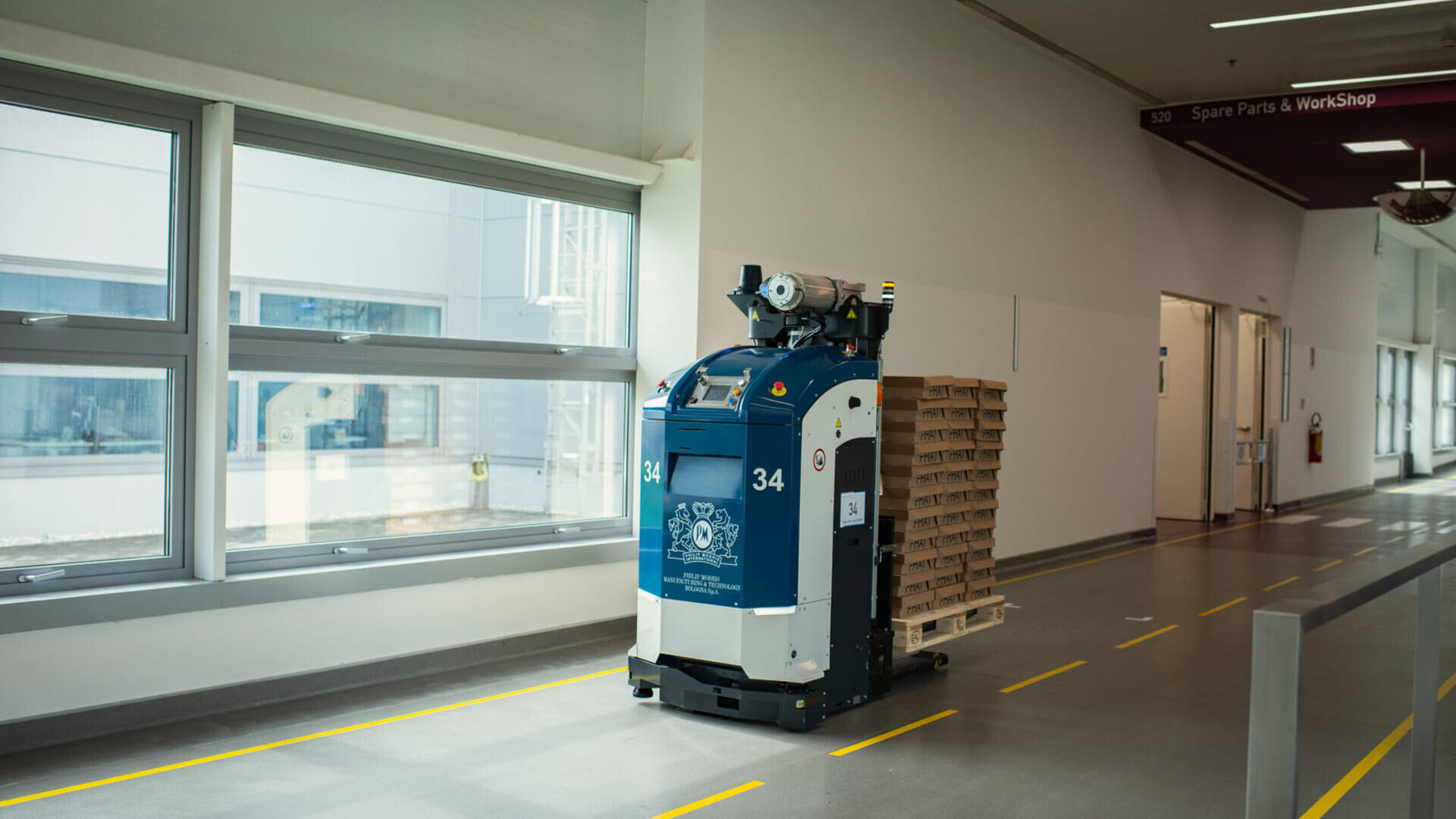 Philip Morris: transportní robot uvnitř Philip Morris Manufacturing and Technology Bologna v Crespellano v Emilia-Romagna