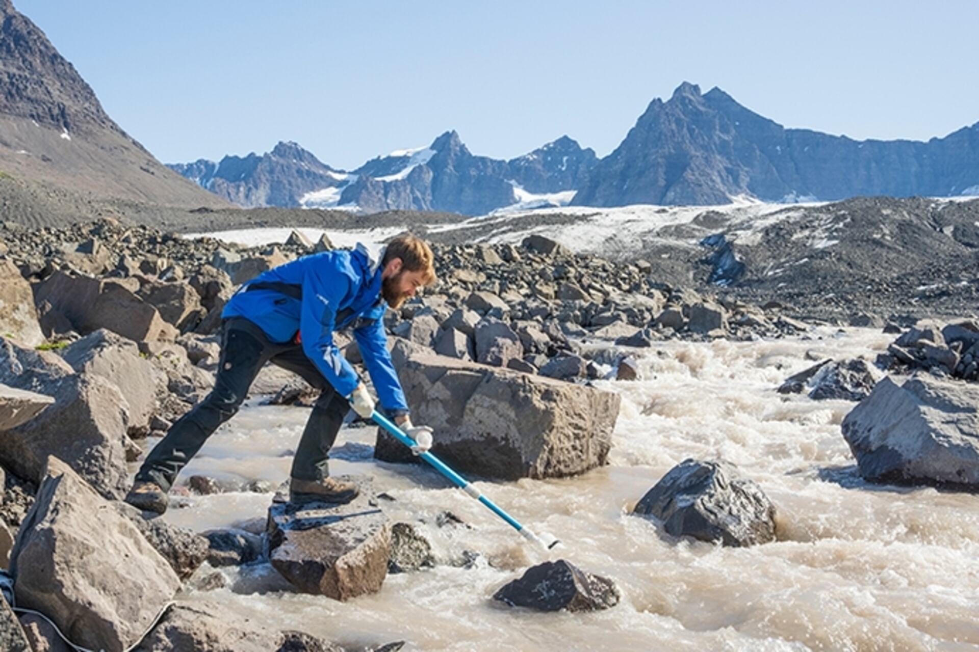 Groenlandia: David Janssen dell'EAWAG alle prese con la raccolta di campioni d'acqua dai fiumi meridionali dell'isola