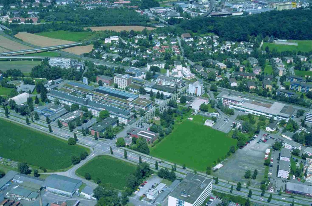 Punasolut: Sveitsin liittovaltion materiaalitieteen ja teknologian laboratorion (EMPA) päämaja Dübendorfissa Zürichin kantonissa