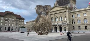 Papildinātā realitāte: mākslinieka Andrea Stāla skulptūra AR pie Federālās pils Bernē