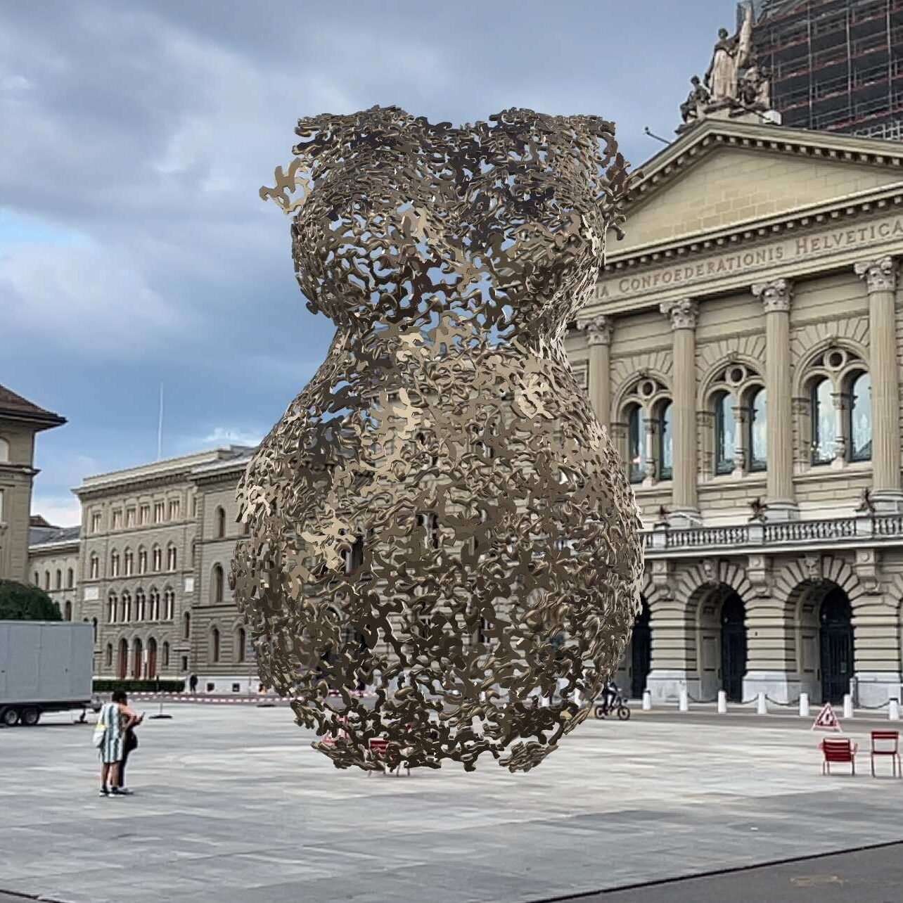 Augmented reality: en skulptur av konstnären Andrea Stahl i AR framför Federal Palace i Bern