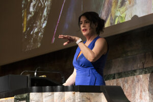 الواقع المعزز: سارة مونتاني خلال محاضرتها حول الفن والواقع المعزز في جامعة زيورخ