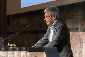 Obogatena resničnost: Profesor Rolf H. Weber na konferenci o AR in umetnosti na Univerzi v Zürichu