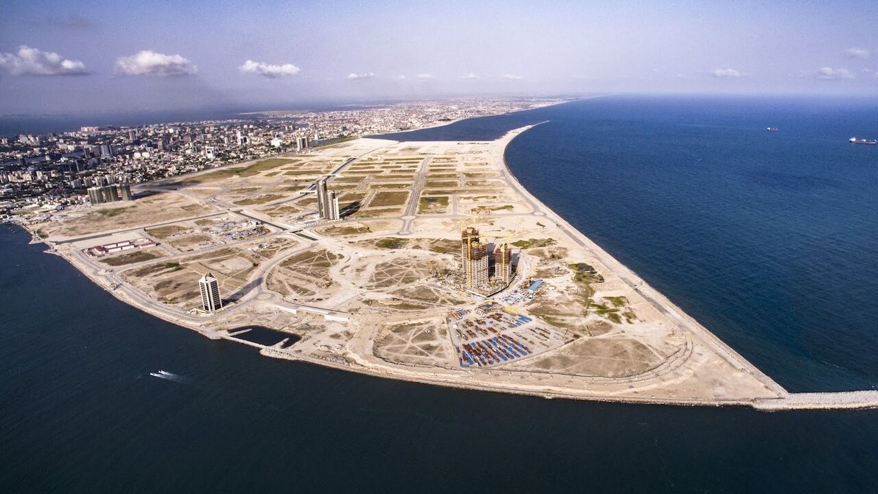ເມືອງ Eko Atlantic: ມະຫາສະໝຸດລອຍນໍ້າທີ່ພວມກໍ່ສ້າງໃນເມືອງ Lagos, ໄນຈີເຣຍ, ກໍາລັງລຸກຂຶ້ນເທິງແຜ່ນດິນທີ່ຖືກຍຶດຄືນ ແລະຖືກຍຶດຄືນຈາກມະຫາສະໝຸດອັດລັງຕິກ.