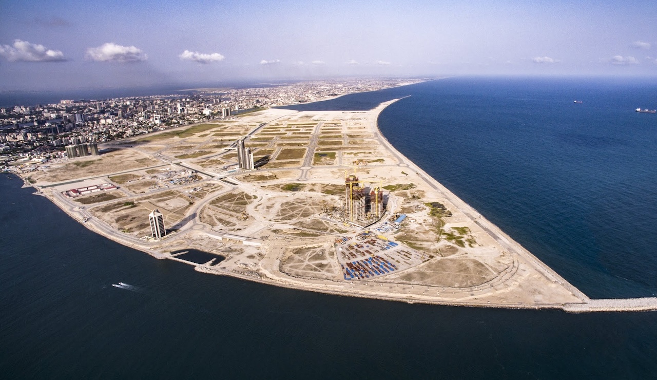אקו אטלנטיק סיטי: המגה-עיר הצפה בבנייה בלאגוס, ניגריה, מתנשאת על אדמה שנכבשה והושבה מהאוקיינוס ​​האטלנטי