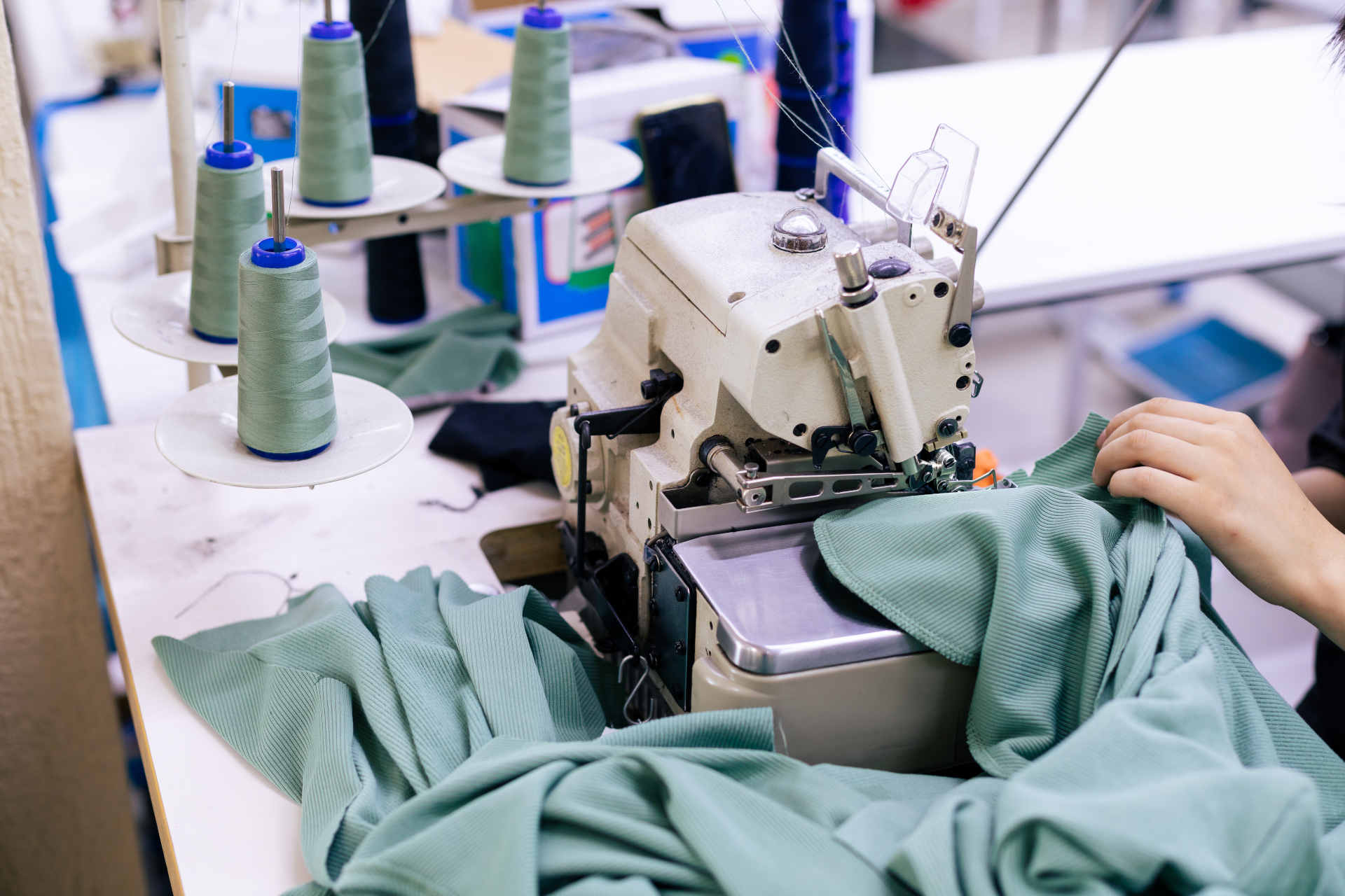 Bei der Herstellung von Kleidung entsteht Mikroplastik