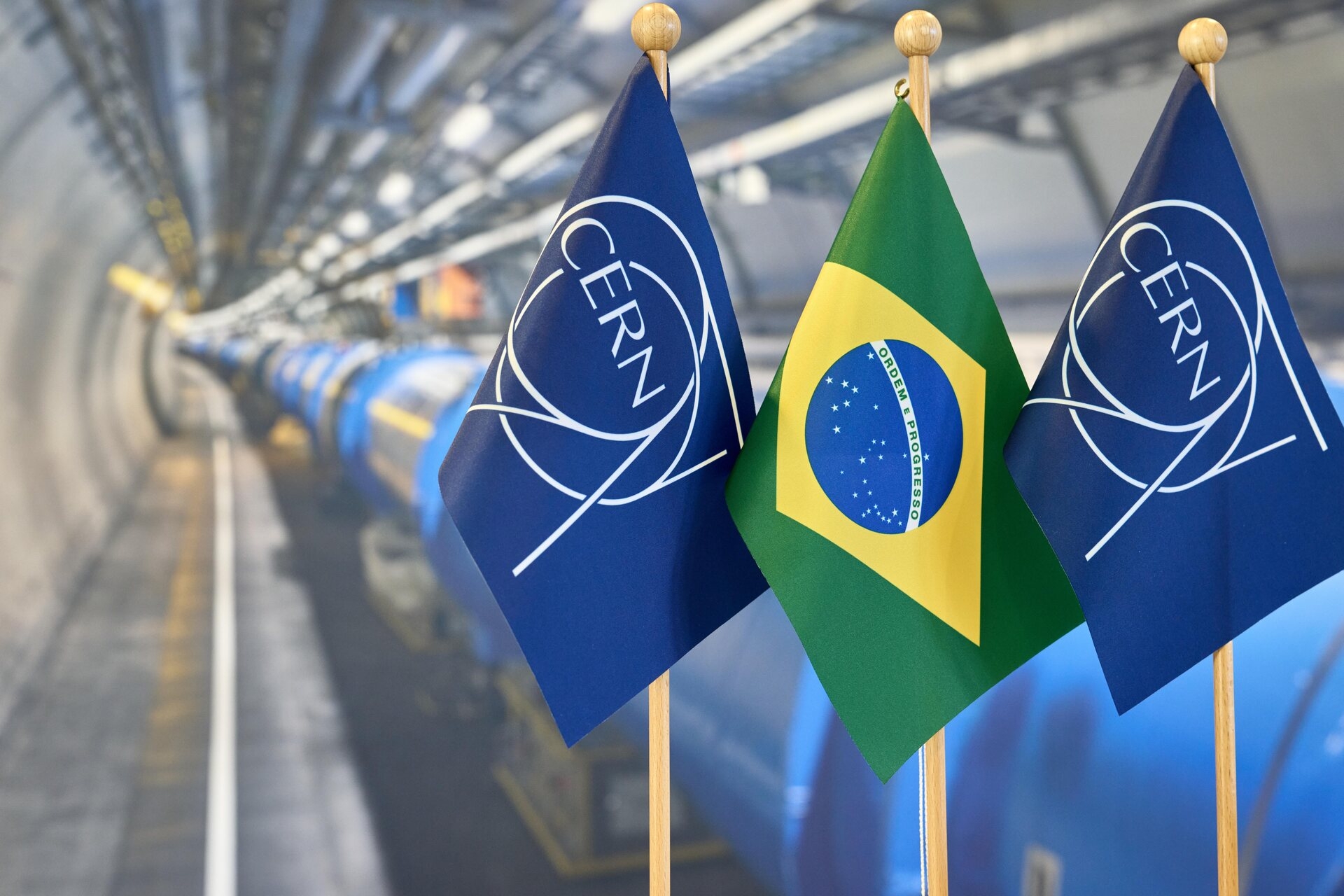 Brazil: Brazil là quốc gia thành viên liên kết của CERN kể từ ngày 13 tháng 2024 năm XNUMX