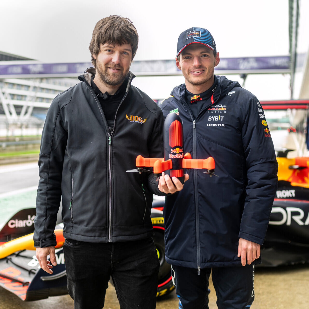 FPV-Drohne: In Silverstone wurde der von Max Verstappen gefahrene Red Bull RB20 Formel 1 herausgefordert
