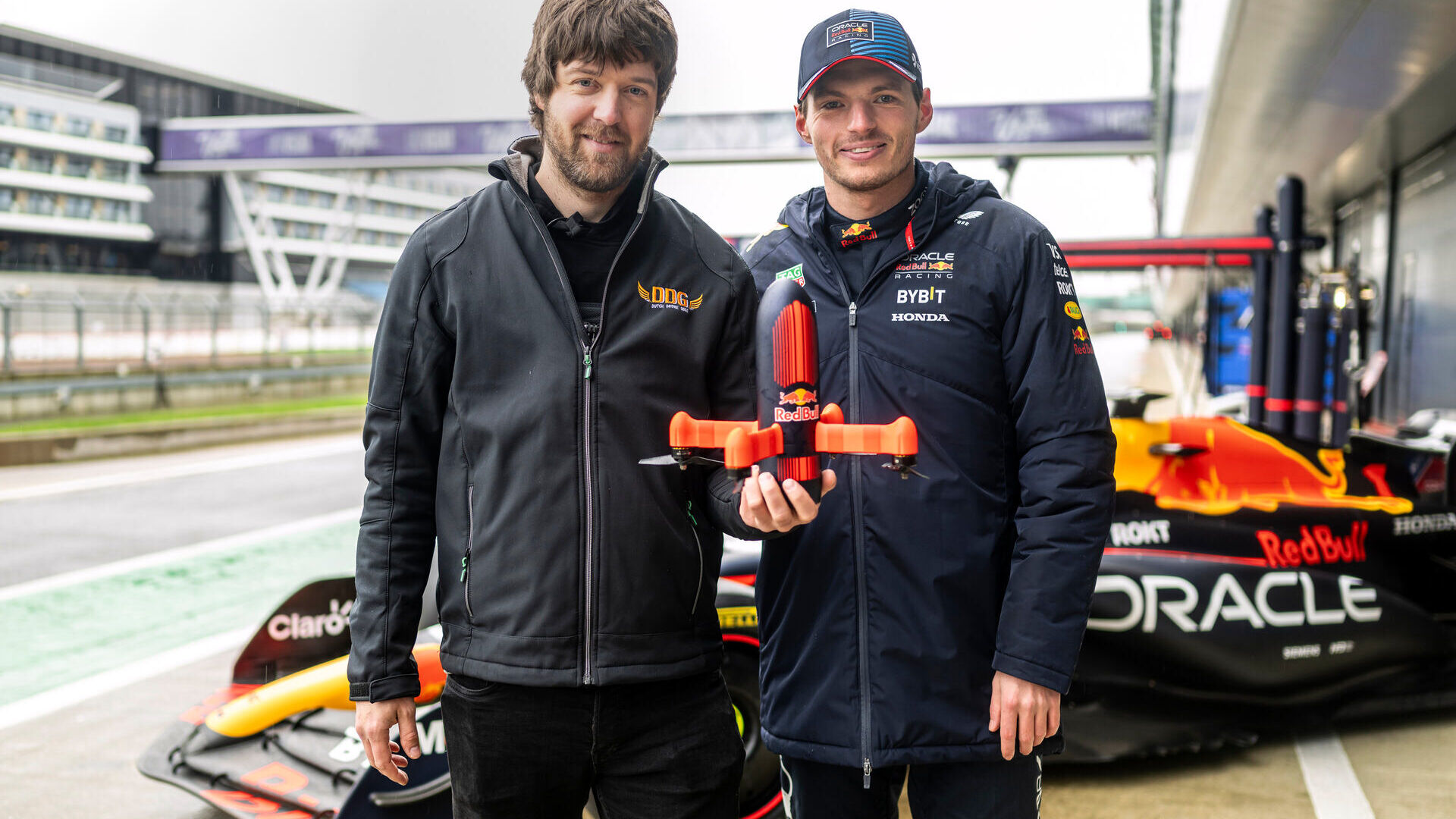 FPV Drone: på Silverstone ble Red Bull RB20 Formel 1 drevet av Max Verstappen utfordret av