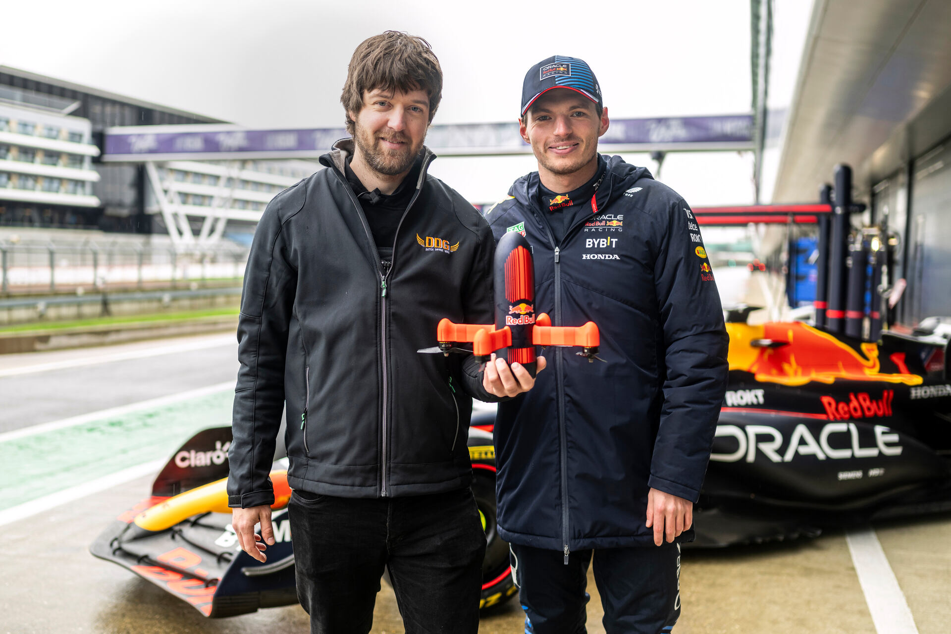 FPV-Drohne: In Silverstone wurde der von Max Verstappen gefahrene Red Bull RB20 Formel 1 herausgefordert