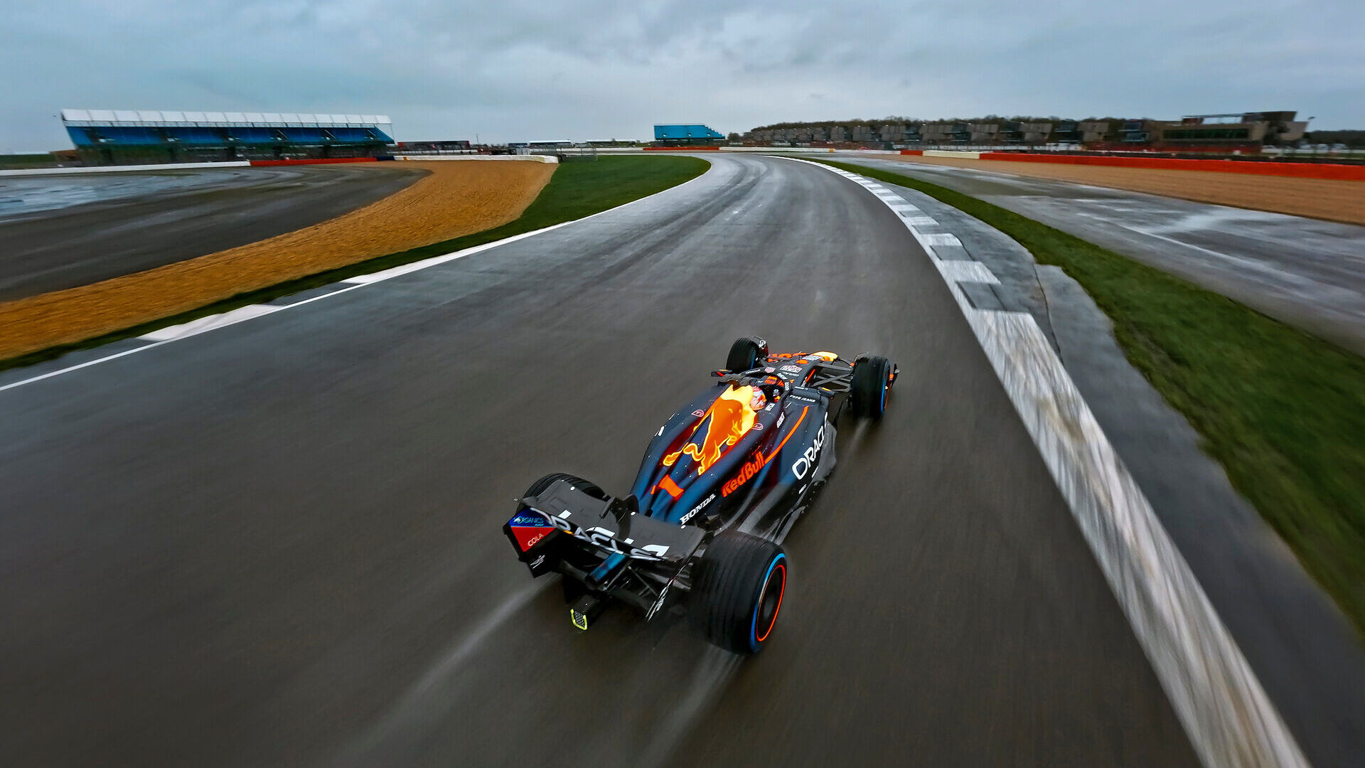 Red Bull: Silverstonā Formula 20 RB1, kuru vadīja Makss Verstapens, izaicināja
