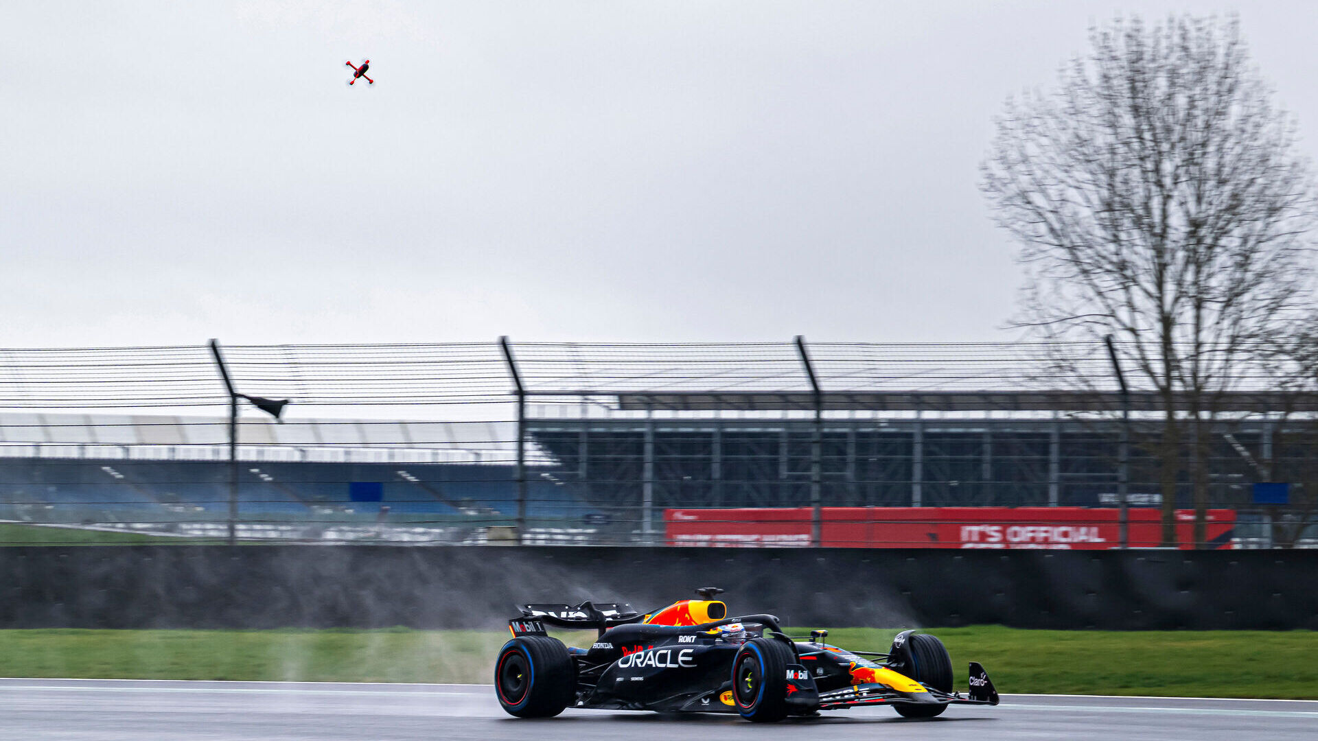 红牛：在银石赛道，由马克斯·维斯塔潘 (Max Verstappen) 驾驶的一级方程式赛车 RB20 受到了挑战