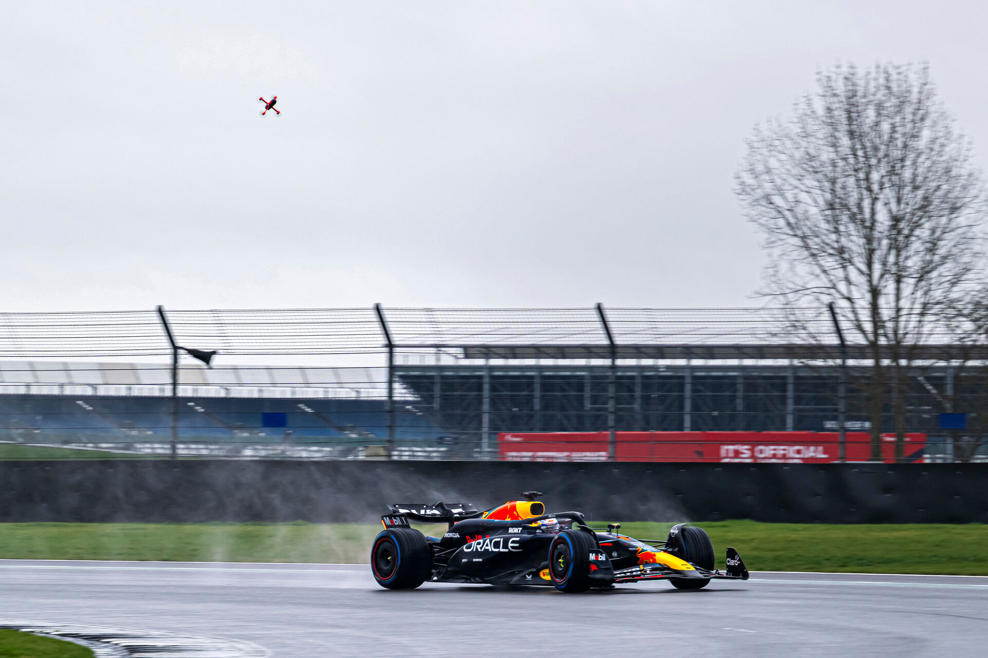 Red Bull: ที่ซิลเวอร์สโตน Formula 20 RB1 ซึ่งขับโดย Max Verstappen ถูกท้าทายโดย