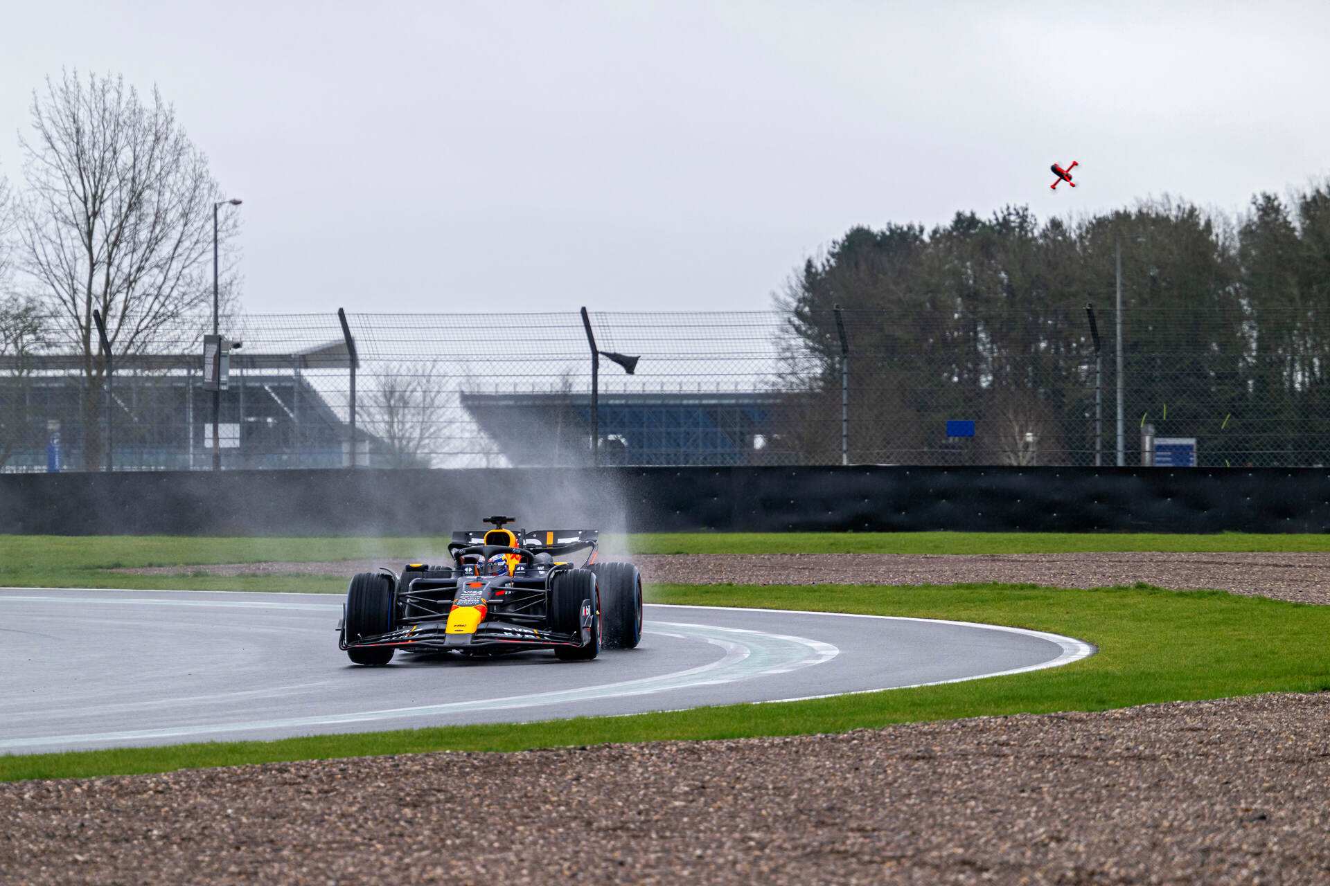 红牛：在银石赛道，马克斯·维斯塔潘 (Max Verstappen) 驾驶的一级方程式赛车 RB20 受到拉尔夫·霍根比尔克 (Ralph Hogenbirk) 驾驶的“荷兰无人机之神”的挑战