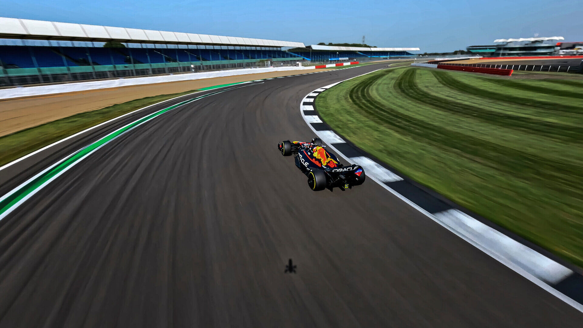 Red Bull: Silverstone-ზე ფორმულა 20 RB1-ს, რომელსაც მართავდა მაქს ვერსტაპენი, დაუპირისპირდა