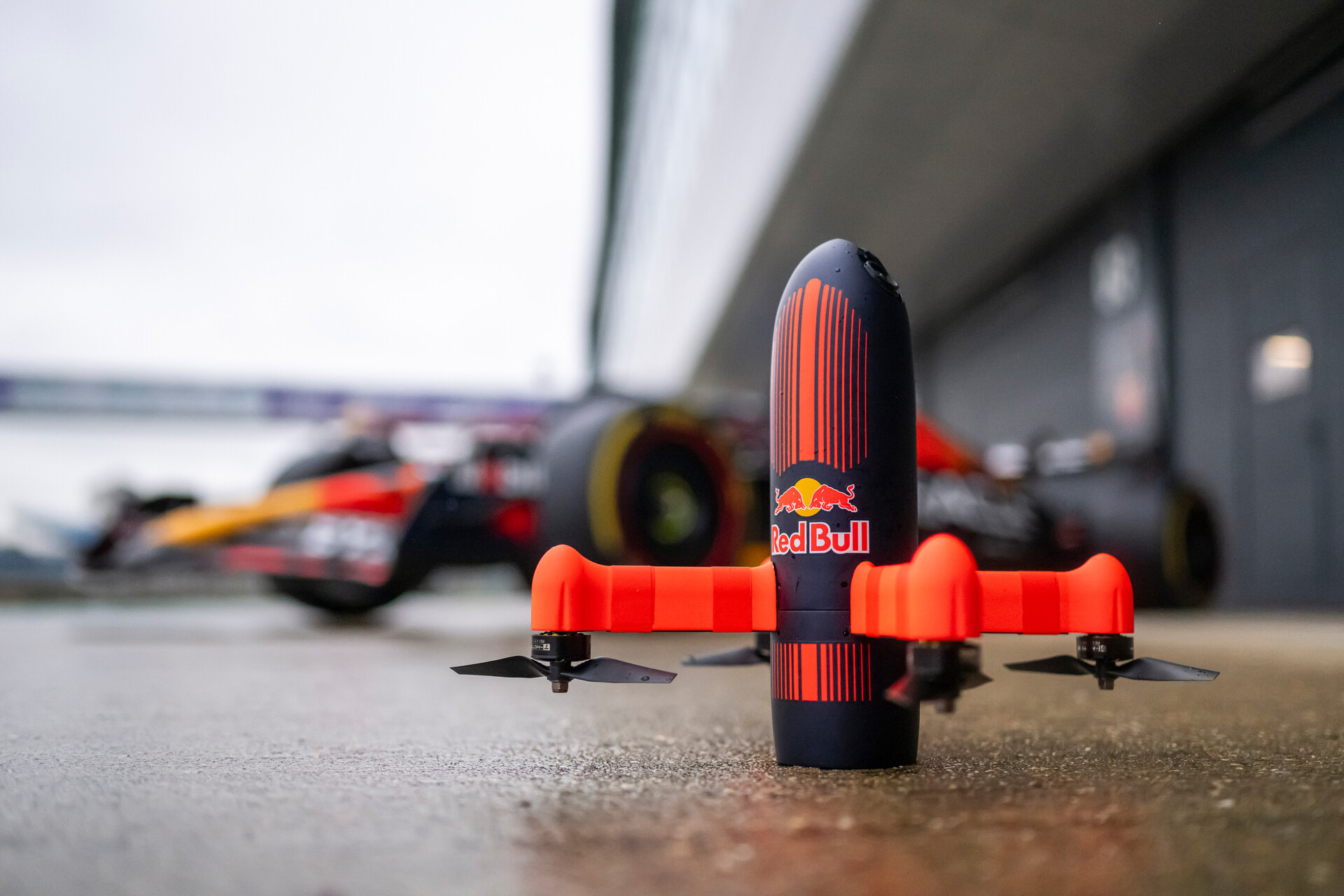 Max Verstappen: a Silverstone la Red Bull RB20 del campione del mondo di Formula 1 è stata sfidata dal "Dutch Drone Gods" pilotato da Ralph Hogenbirk