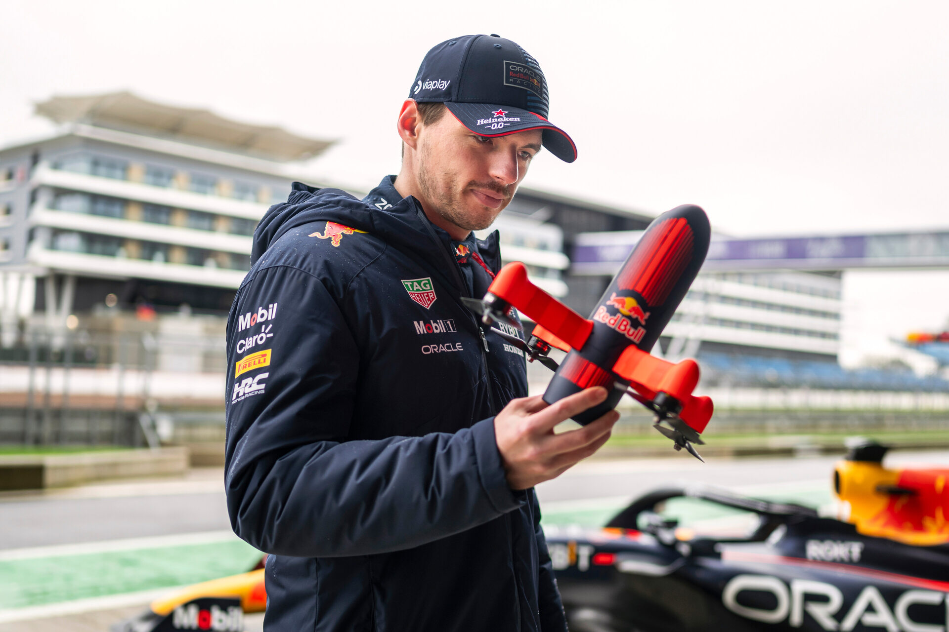 Maxas Verstappenas: Silverstoune Formulės 20 pasaulio čempionui Red Bull RB1 metė iššūkį
