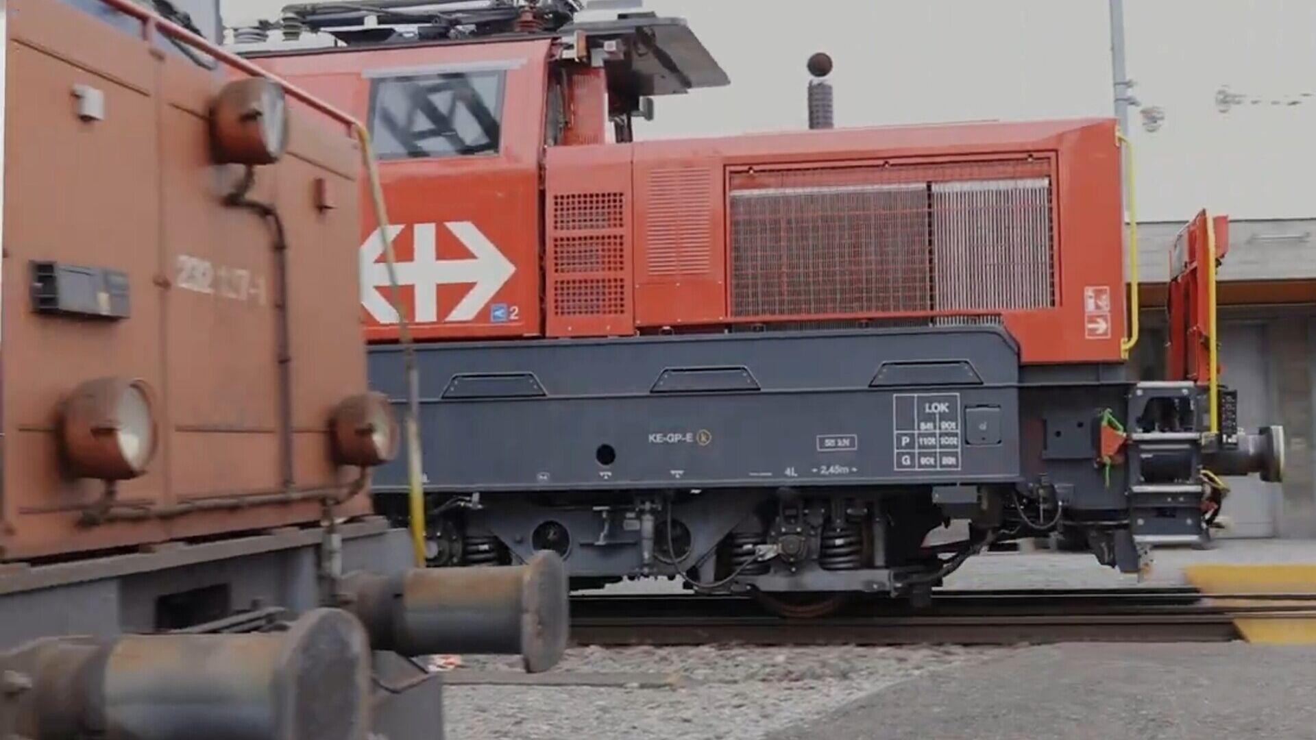 Lokomotiva na daljinski pogon: u Zürichu Mülligenu, Švicarska, organizirani testovi SBB CFF FFS uz koordinaciju Beata Rappa i ploče koju je izradio Alstom