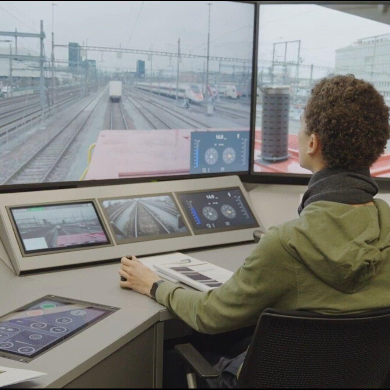 Tālvadības lokomotīve: Cīrihē Mülligenā, Šveicē, tika organizēti SBB CFF FFS testi ar Beat Rappo koordināciju un Alstom izveidoto paneli.
