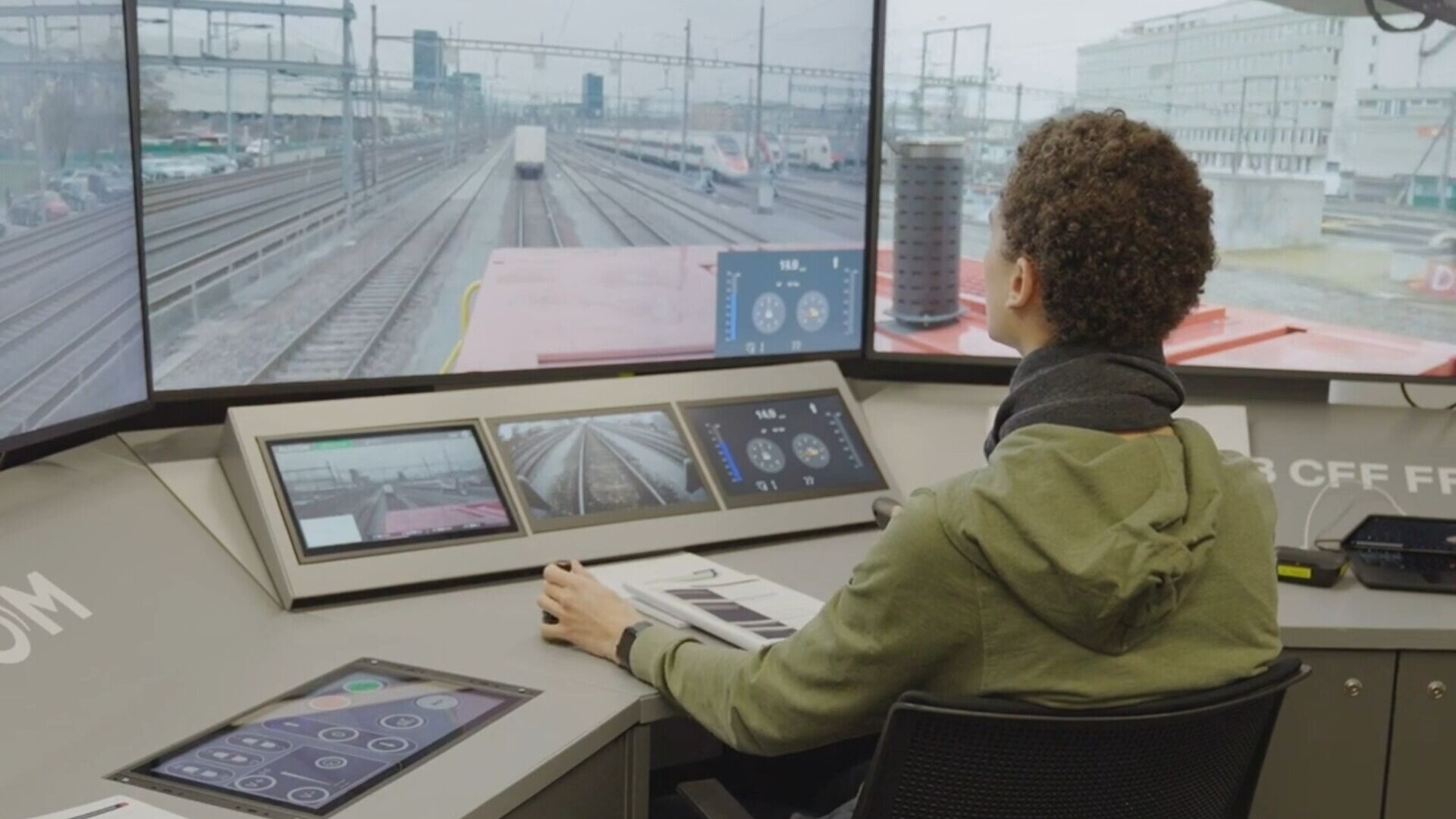 Locomotiva guidata da remoto: a Zurigo Mülligen, in Svizzera, i test organizzati della SBB CFF FFS con il cpordinamento di Beat Rappo e un pannello realizzato da Alstom
