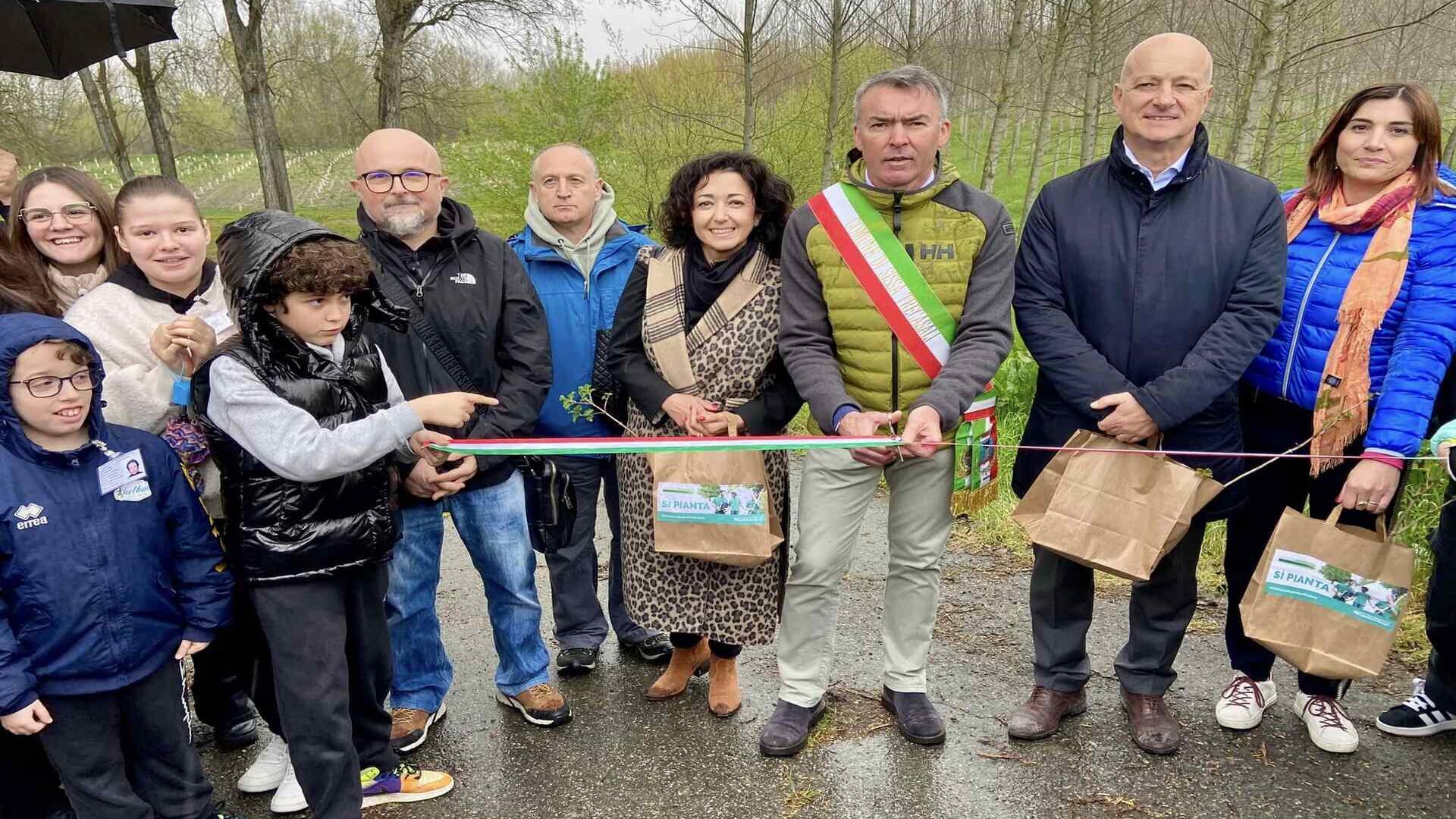 Reflorestação urbana: foram inauguradas duas novas florestas periurbanas, para 1084 árvores e arbustos e 9.000 metros quadrados de superfície, em Sissa Trecasali (Parma)