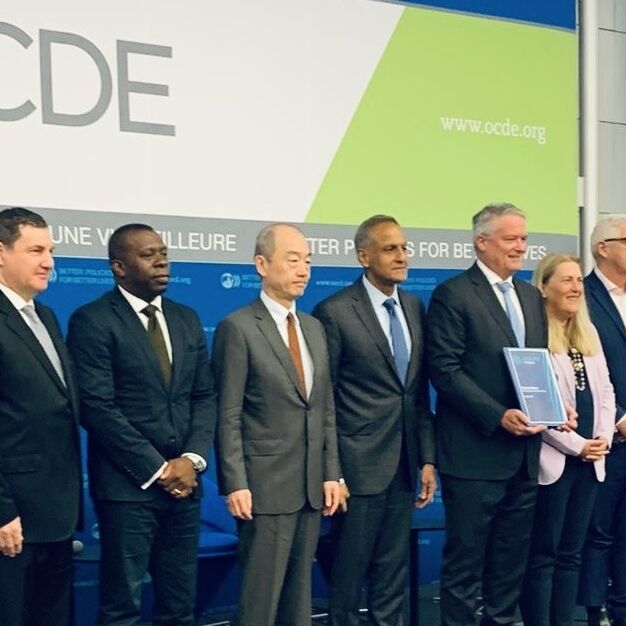 Udržateľná infraštruktúra: Generálny tajomník OECD Mathias Cormann a diplomati Richard Verma (USA) a Helene Budliger Artieda (Švajčiarsko) slávnostne otvorili 9. apríla 2024 sekretariát siete Blue Dot.