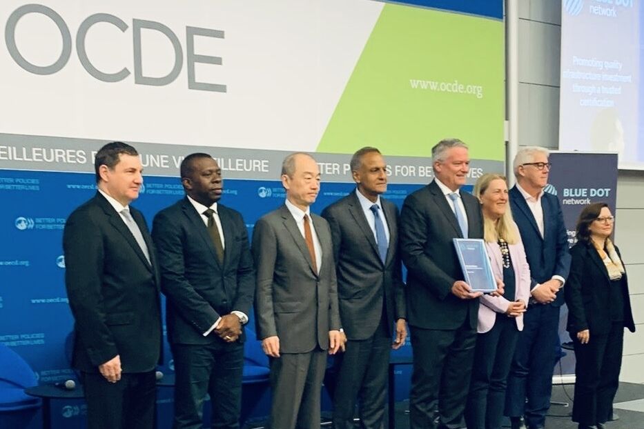 Održiva infrastruktura: Dana 9. travnja 2024. glavni tajnik OECD-a Mathias Cormann i diplomati Richard Verma (SAD) i Helene Budliger Artieda (Švicarska) svečano su otvorili Tajništvo mreže Plave točke