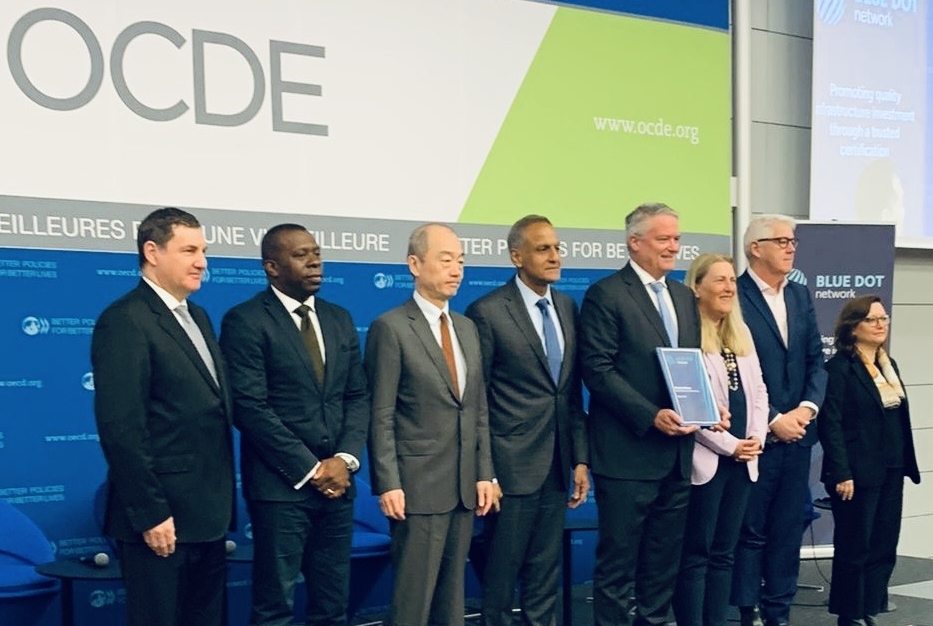 Bæredygtig infrastruktur: Den 9. april 2024 indviede OECD's generalsekretær Mathias Cormann og diplomaterne Richard Verma (USA) og Helene Budliger Artieda (Schweiz) Blue Dot Network-sekretariatet