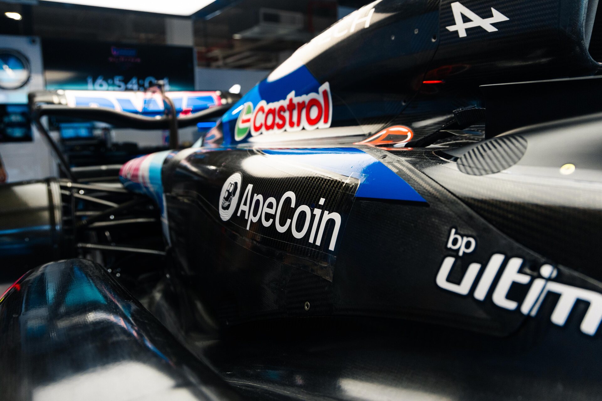 DAO ve Formuli 1: logo ApeCoin na vozech BWT Alpine F1 Team