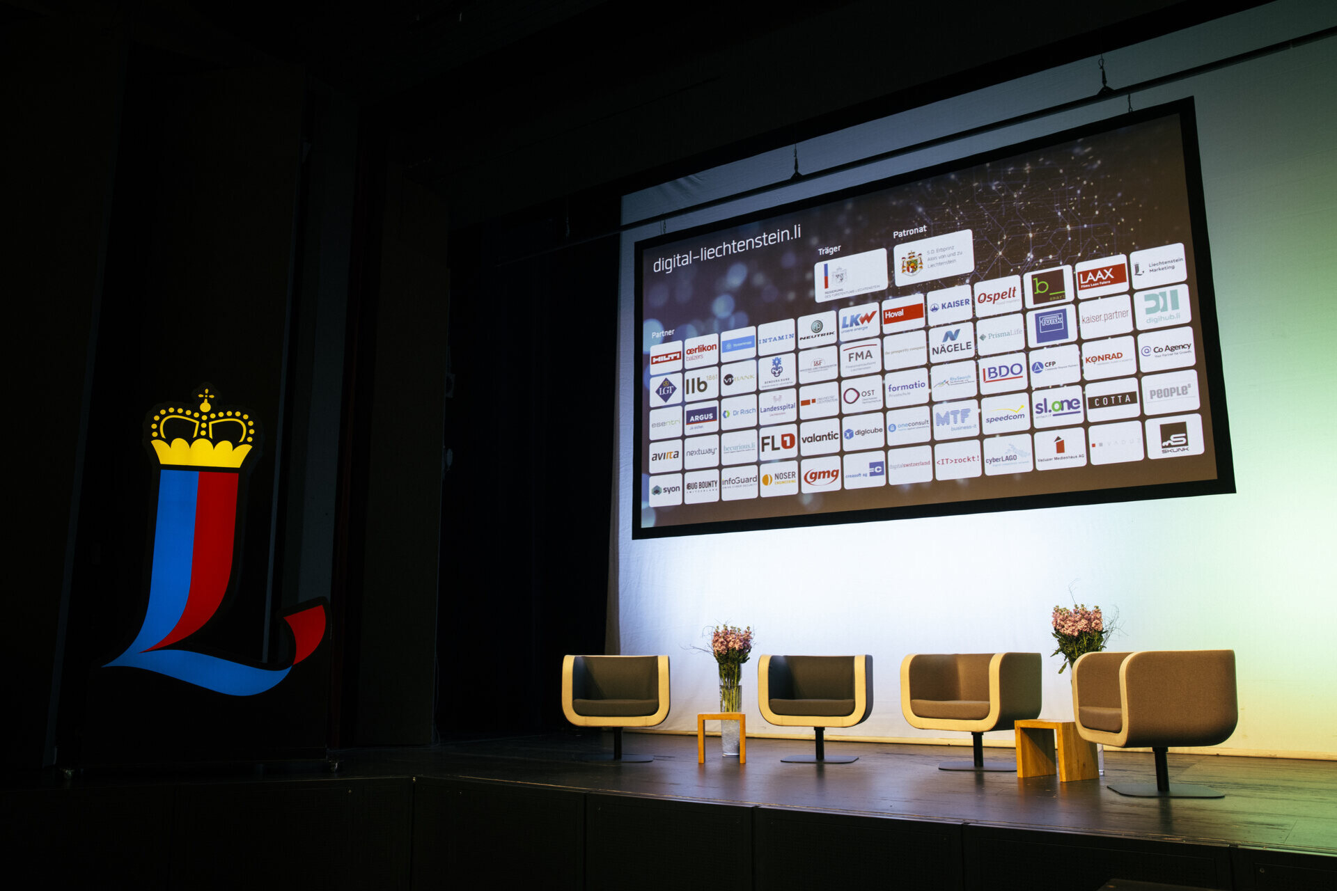 Fotogallery Digital Summit: il palco e un'infografica con i logotipi del partner
